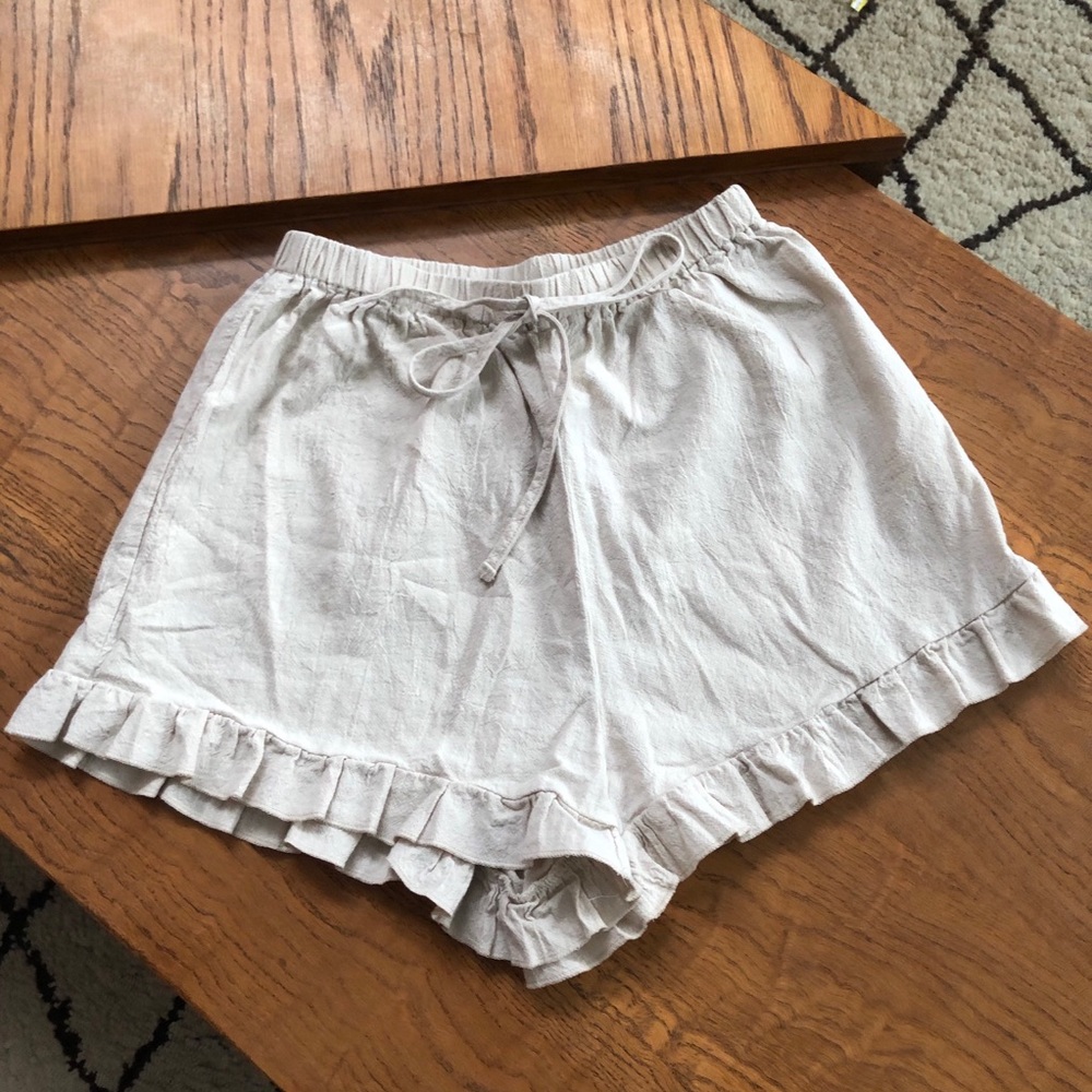 Cream Ruffle shorts - Picture 4 of 6